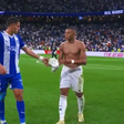 Jogador do Alavés pediu a camisola a Mbappé e foi... substituído