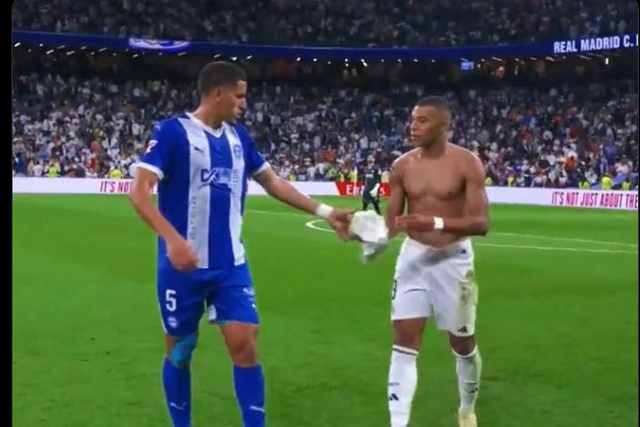 Jogador do Alavés pediu a camisola a Mbappé e foi... substituído