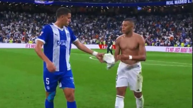 Jogador do Alavés pediu a camisola a Mbappé e foi... substituído