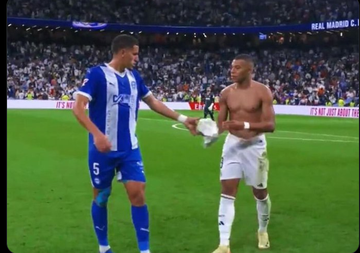 Jogador do Alavés pediu a camisola a Mbappé e foi... substituído