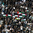 Adeptos do PAOK levaram bandeiras da Palestina para o jogo com os israelitas do Maccabi Tel Aviv