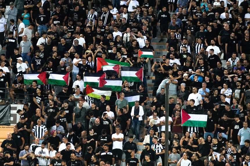 Adeptos do PAOK levaram bandeiras da Palestina para o jogo com os israelitas do Maccabi Tel Aviv