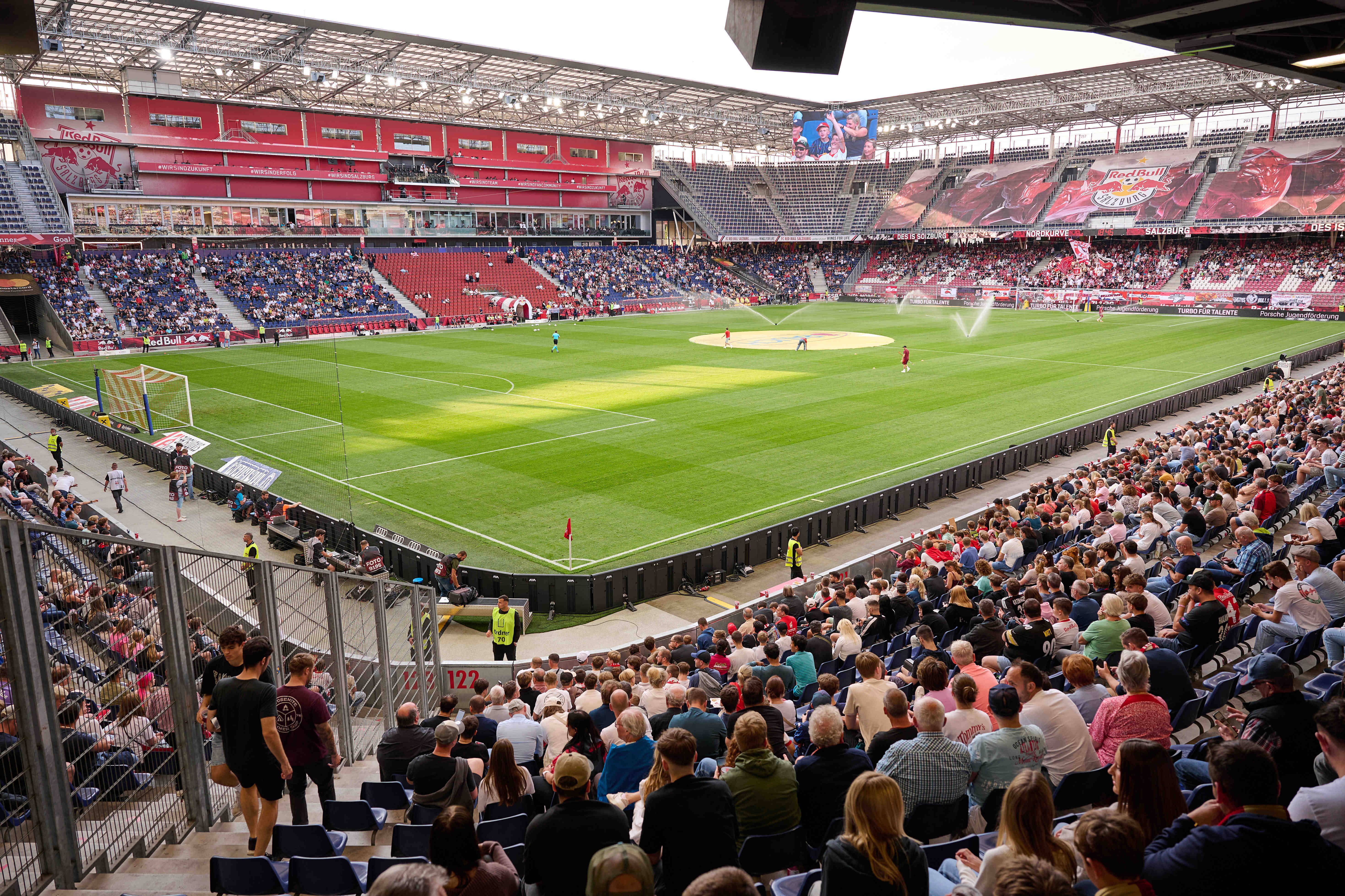 Estádio Salzburg, conhecido como Red Bull Arena, e, Salzburgo: 30200 pessoas