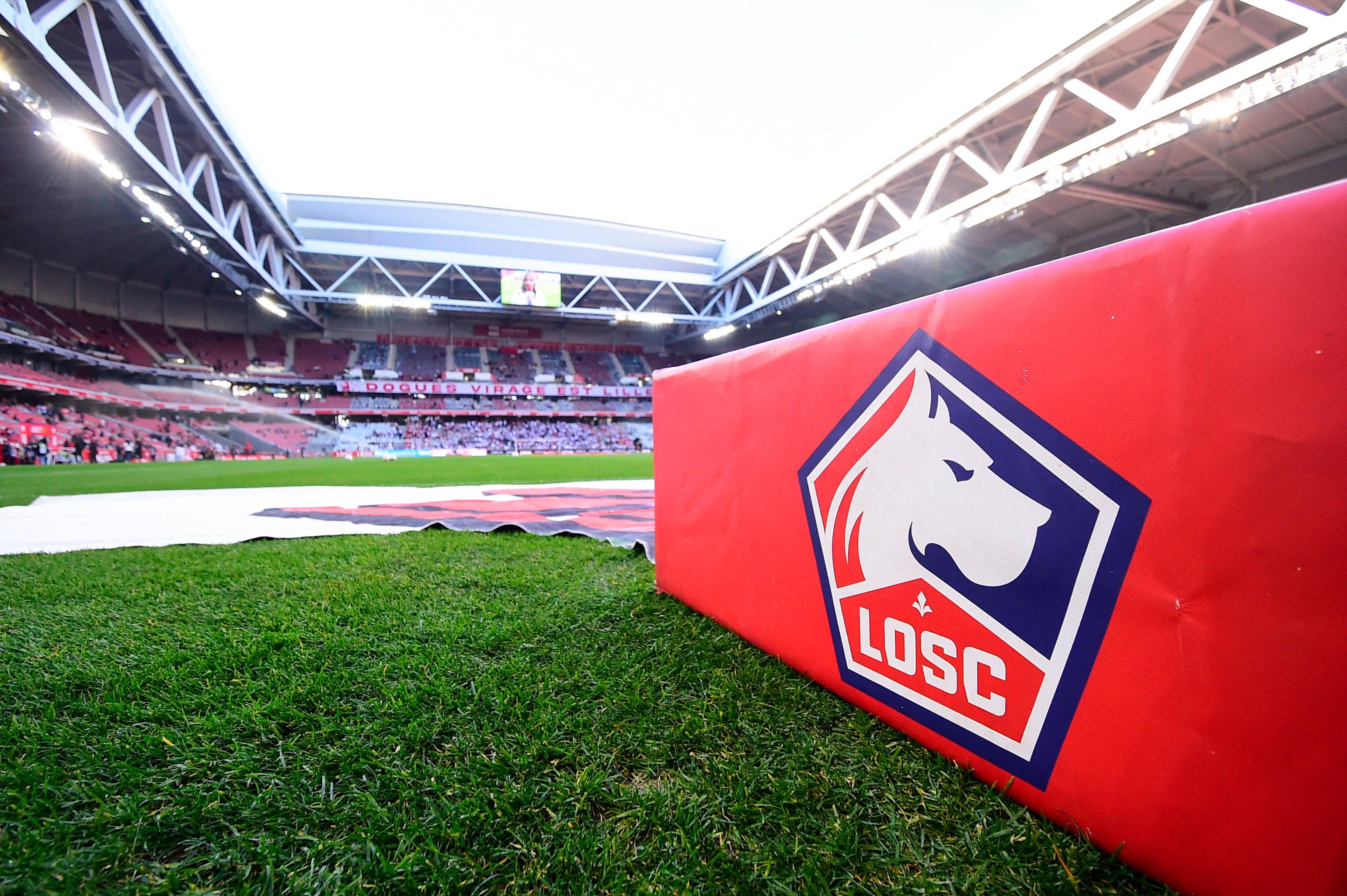 Stade Pierre Mauroy, em Lille, leva 50 mil pessoas