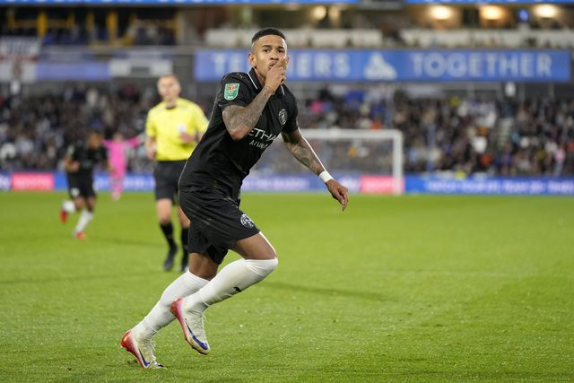 Man. City, Arsenal e Tottenham, com golo português, seguem em frente na Taça da Liga
