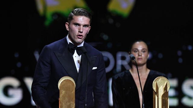 Viktor Gyokeres em discurso após vencer o Troféu Gerd Muller