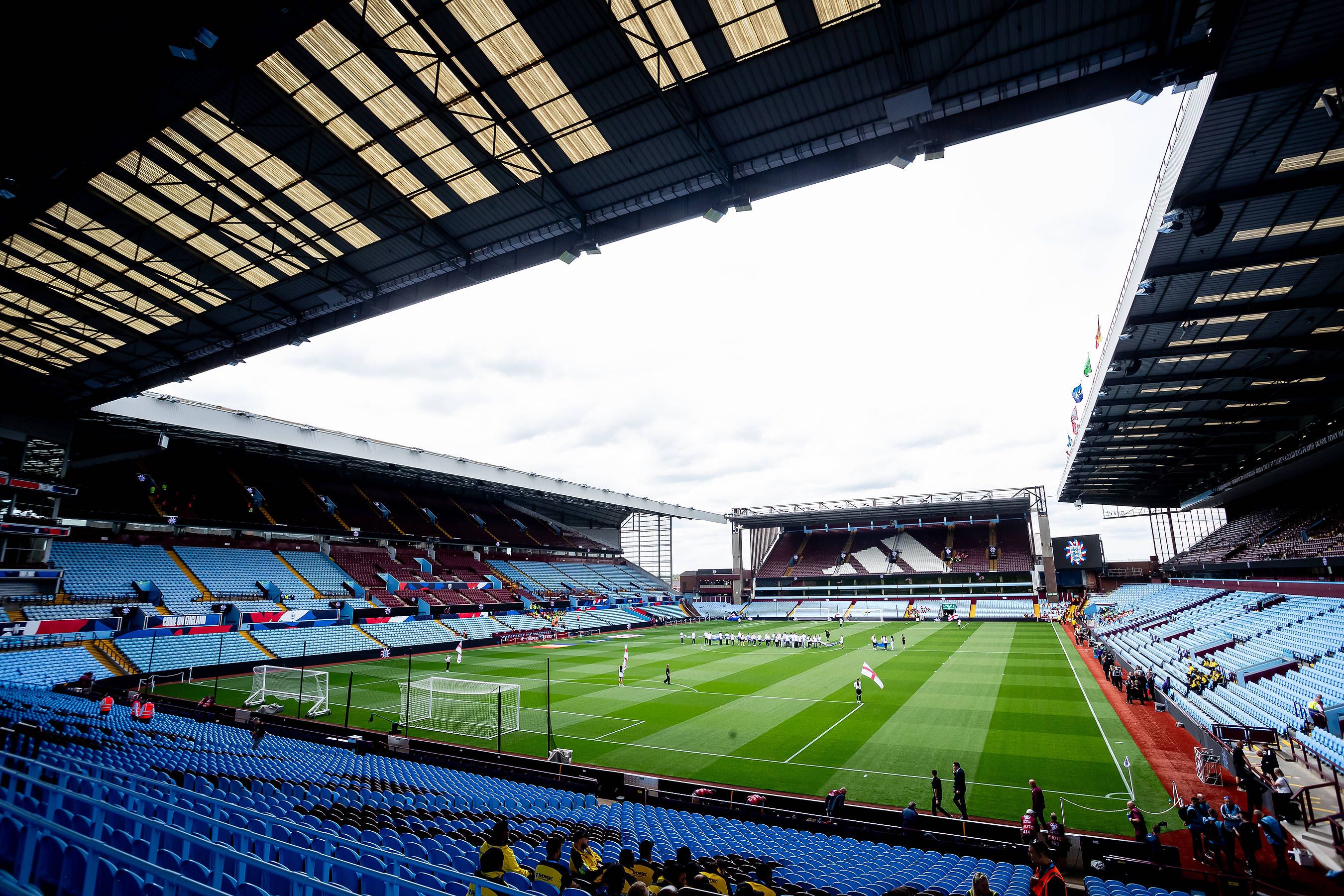 Estádio Villa Park, em Birmingham: 43200 espectadores - Imago