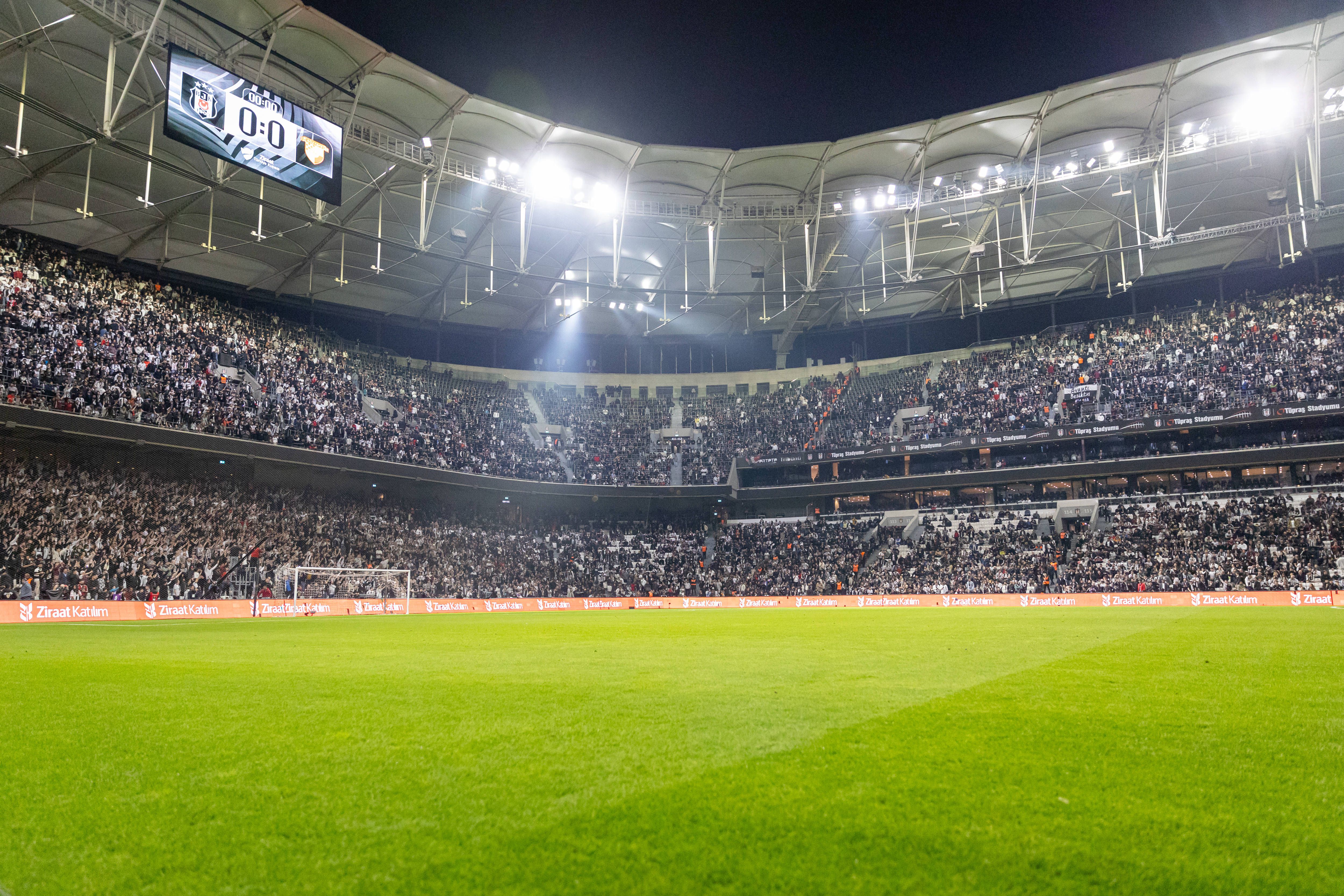 Estádio Tupras, casa do Besiktas, vai ser palco da final da Liga Europa a 20 de maio de 2026. Tem capacidade para 42500 pessoas