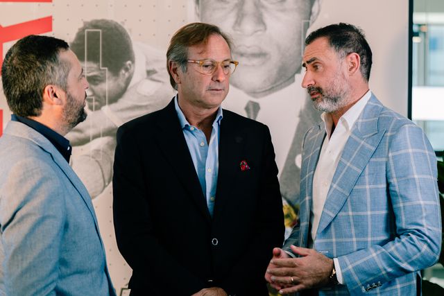 A BOLA recebeu João Antunes (ao centro) e Bruno Batista (à direita) – Foto Teófilo Afonso