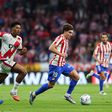 Atlético Madrid salva-se ao cair do pano às costas de Álvarez