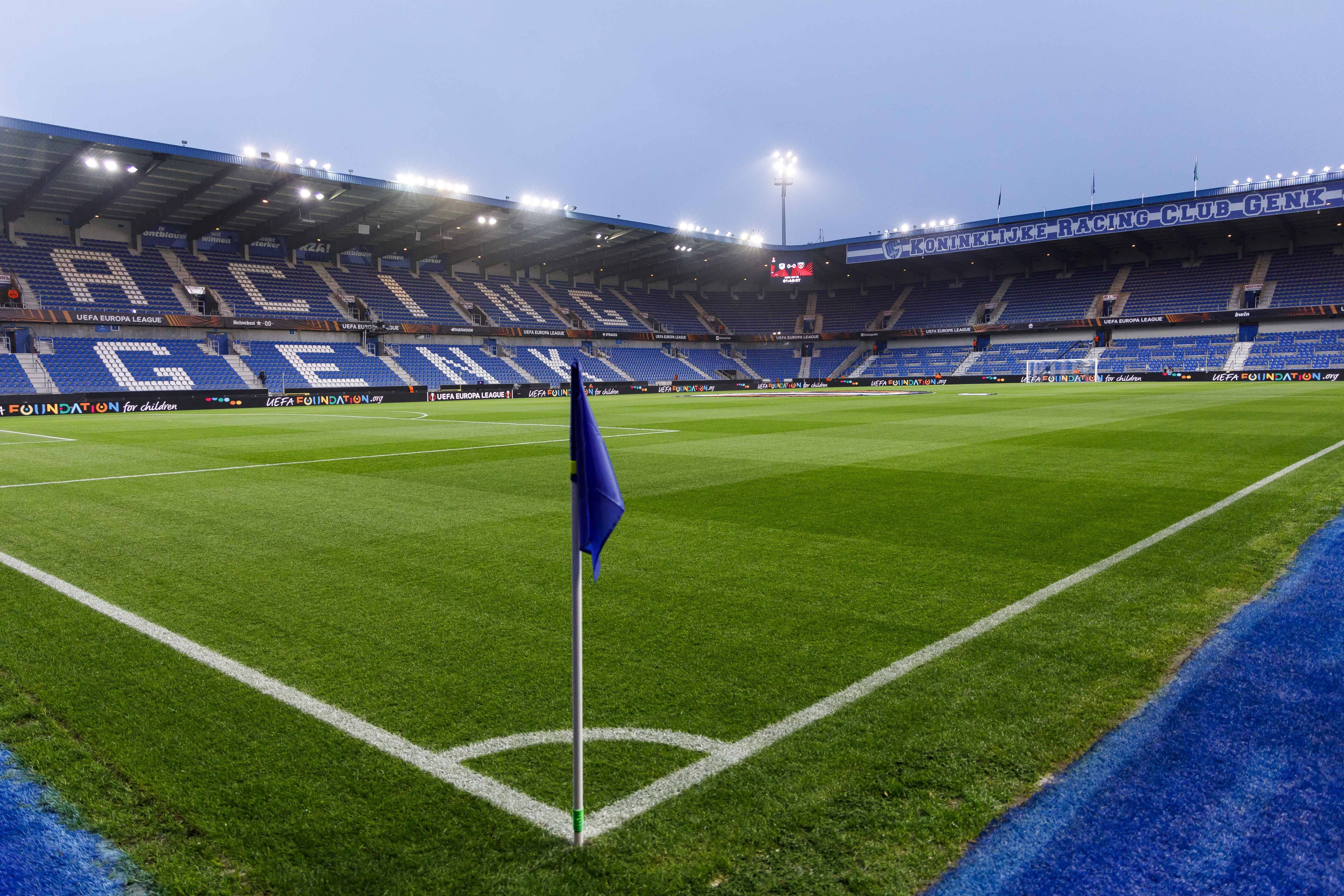 KRC Genk Arena, em Genk: 23700 pessoas