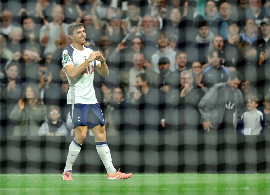 João Palhinha a celebrar o seu segundo golo pelo Tottenham