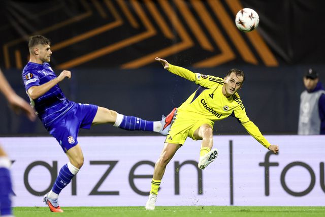 Moris Valincic, do Dínamo, num lance dividido com Akturkoglu