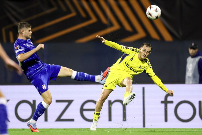 Moris Valincic, do Dínamo, num lance dividido com Akturkoglu