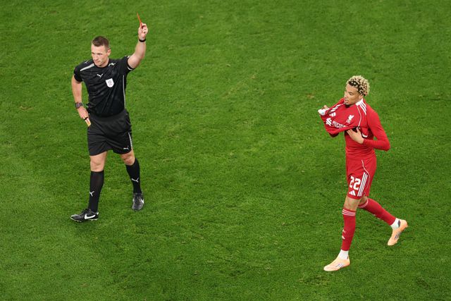 Hugo Ekitiké a ver o cartão vermelho aos 86', após o golo