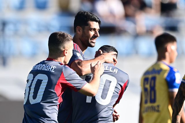 Mehdi Taremi a festejar o bis pelo Olympiakos