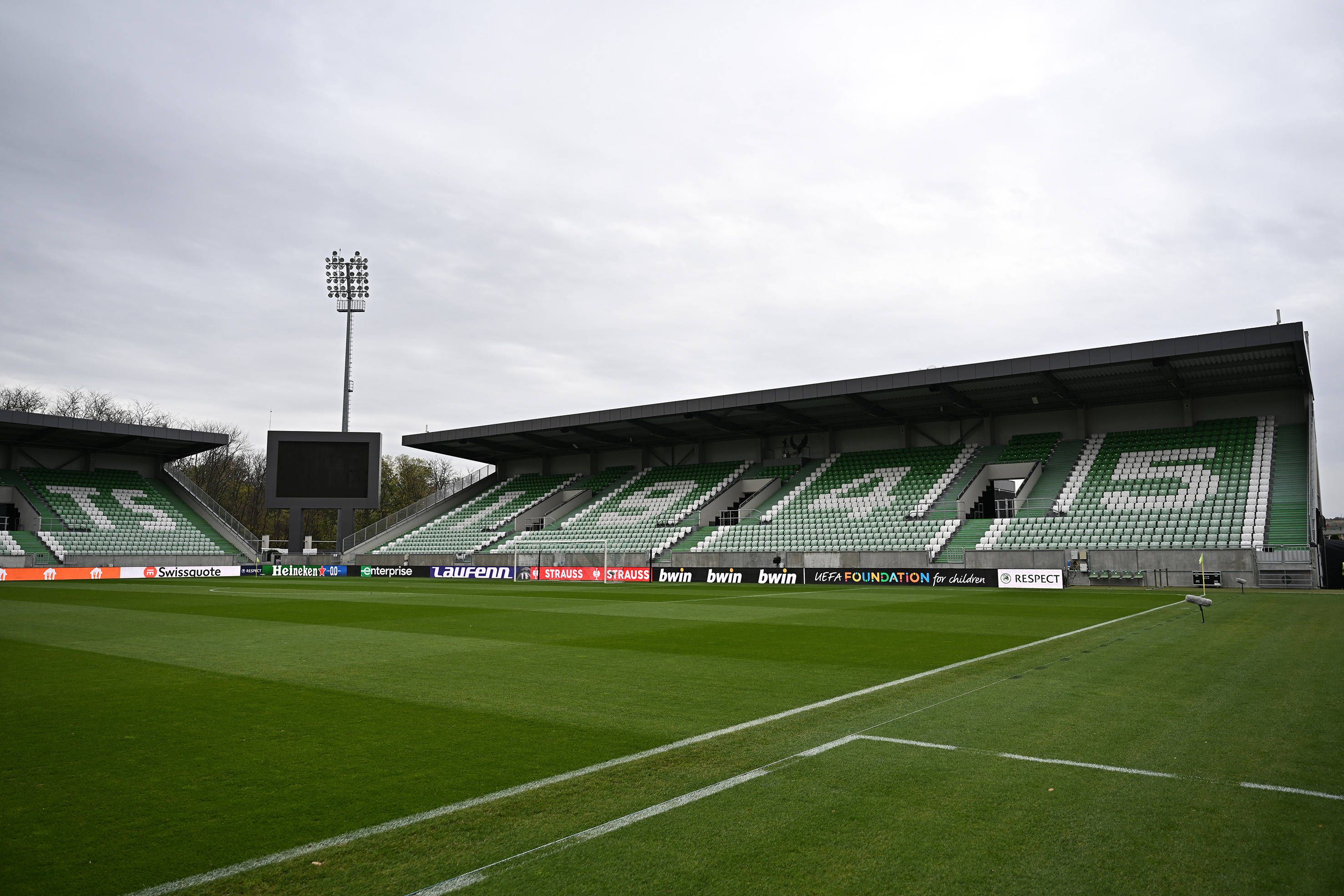 Ludogorets Arena, em Razgrad - 10400 pessoas