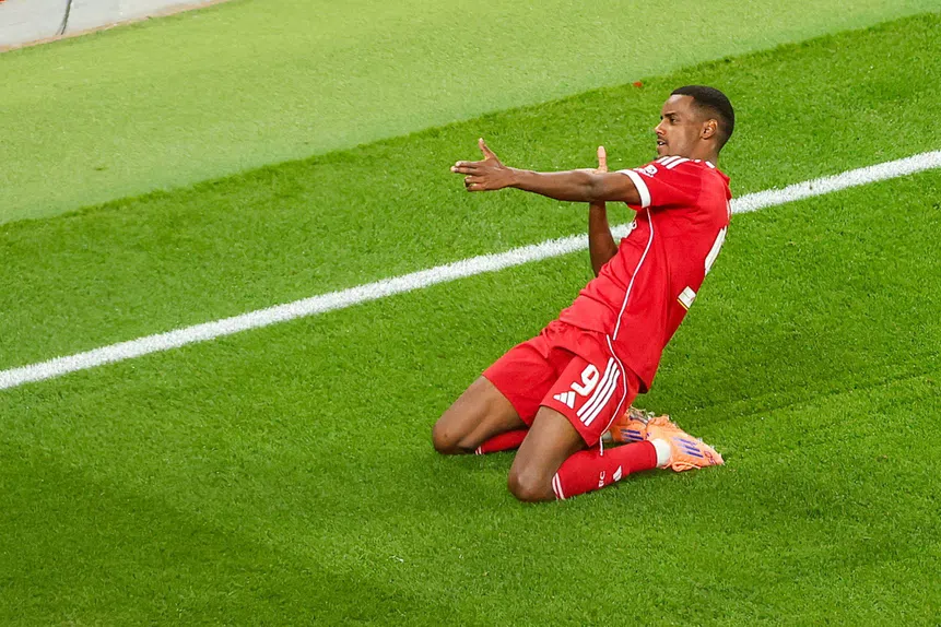 Isak marca! Anfield explode em êxtase