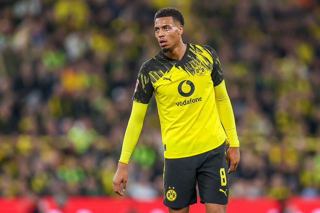 Diretor desportivo do Dortmund defende jogador que homenageou Charlie Kirk