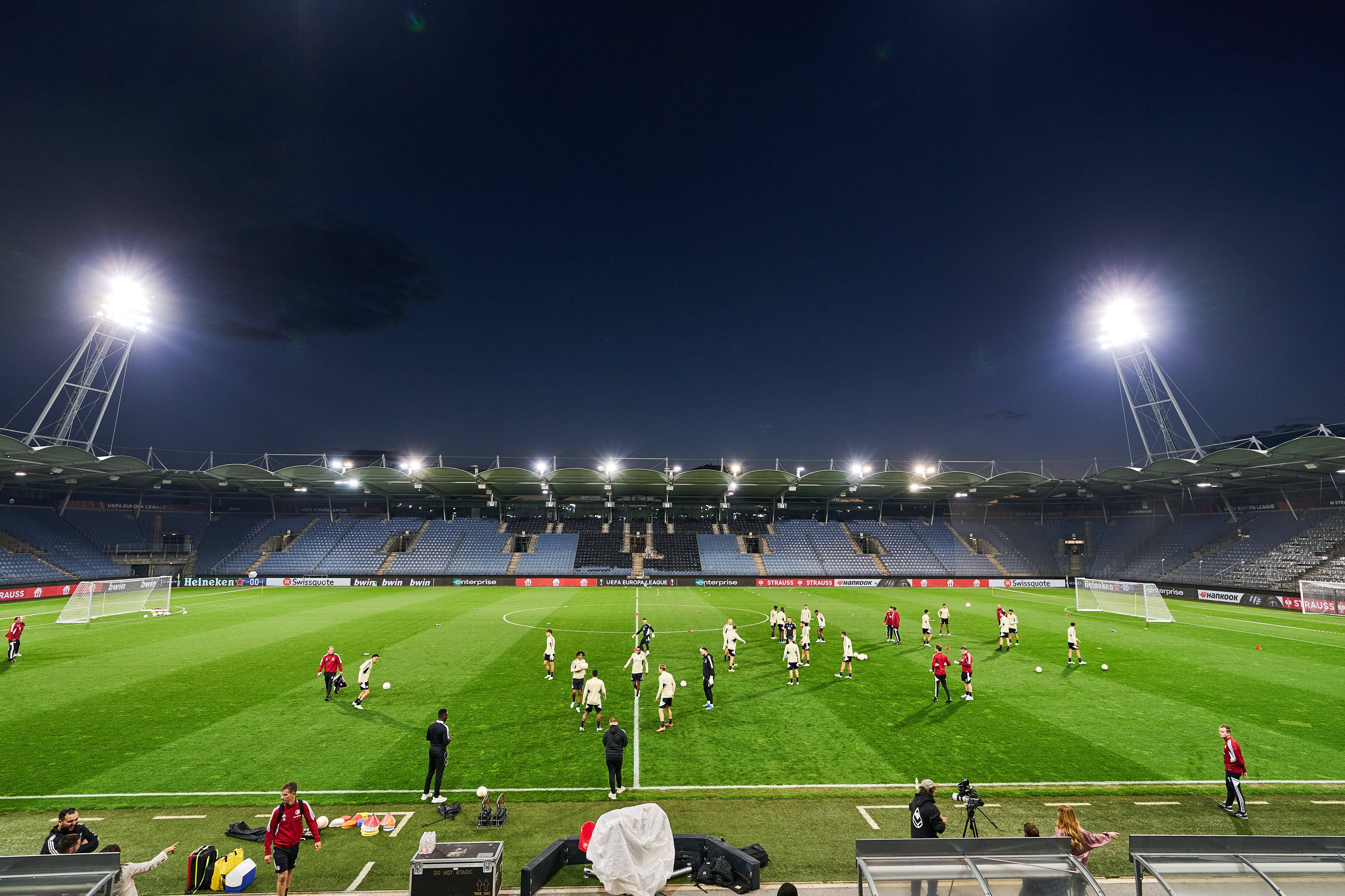 Estádio Graz Liebenau, em Graz: 15300 pessoas