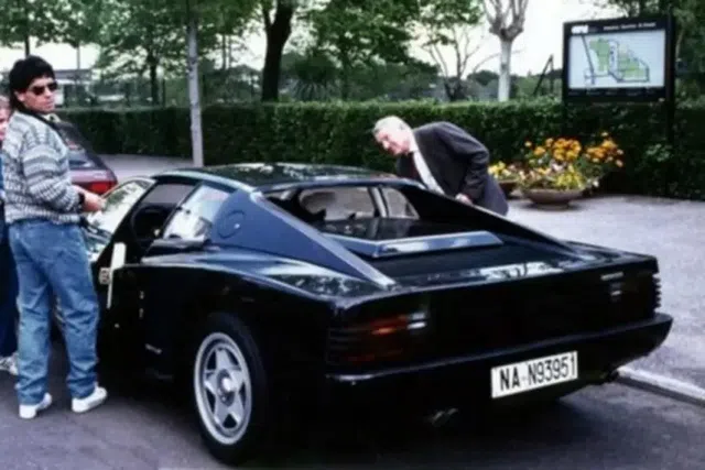 Maradona com o seu Ferrari Testarossa, que recebeu em 1987