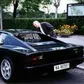 Maradona com o seu Ferrari Testarossa, que recebeu em 1987