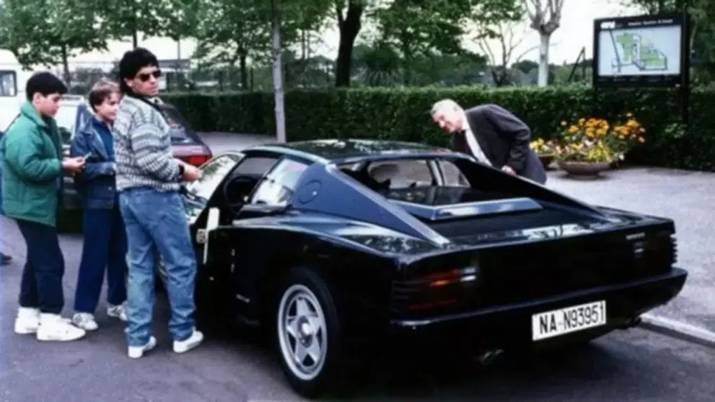 Maradona com o seu Ferrari Testarossa, que recebeu em 1987