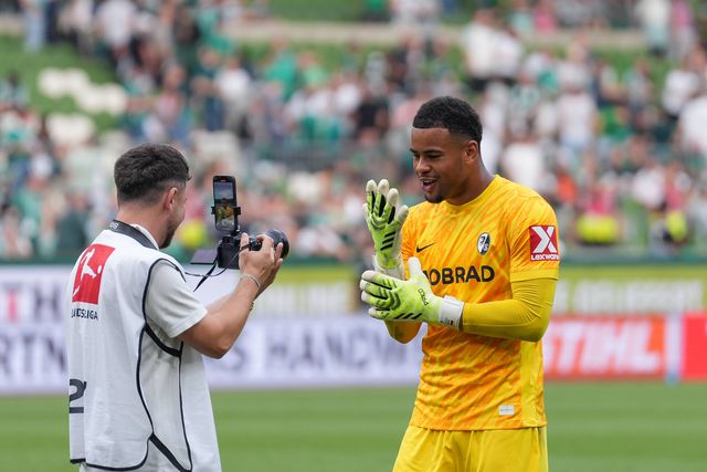 Noah Atubolu a sinalizar os cinco penáltis defendidos consecutivos