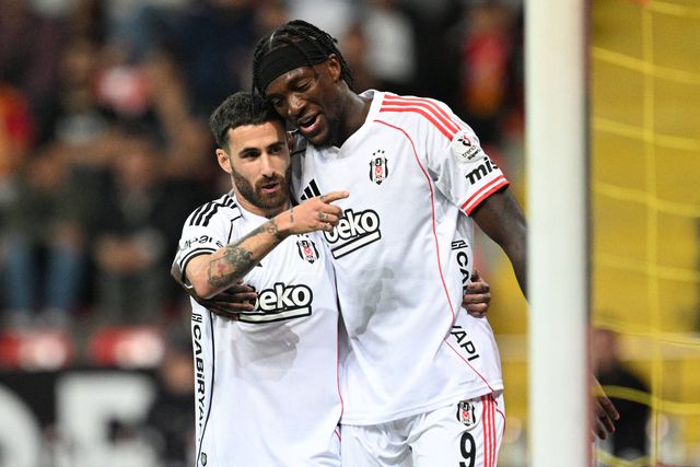 Rafa Silva a celebrar o 'hat trick' com Abraham