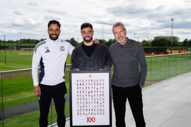 Bruno Fernandes ao lado de Ruben Amorim e Jason Wilcox