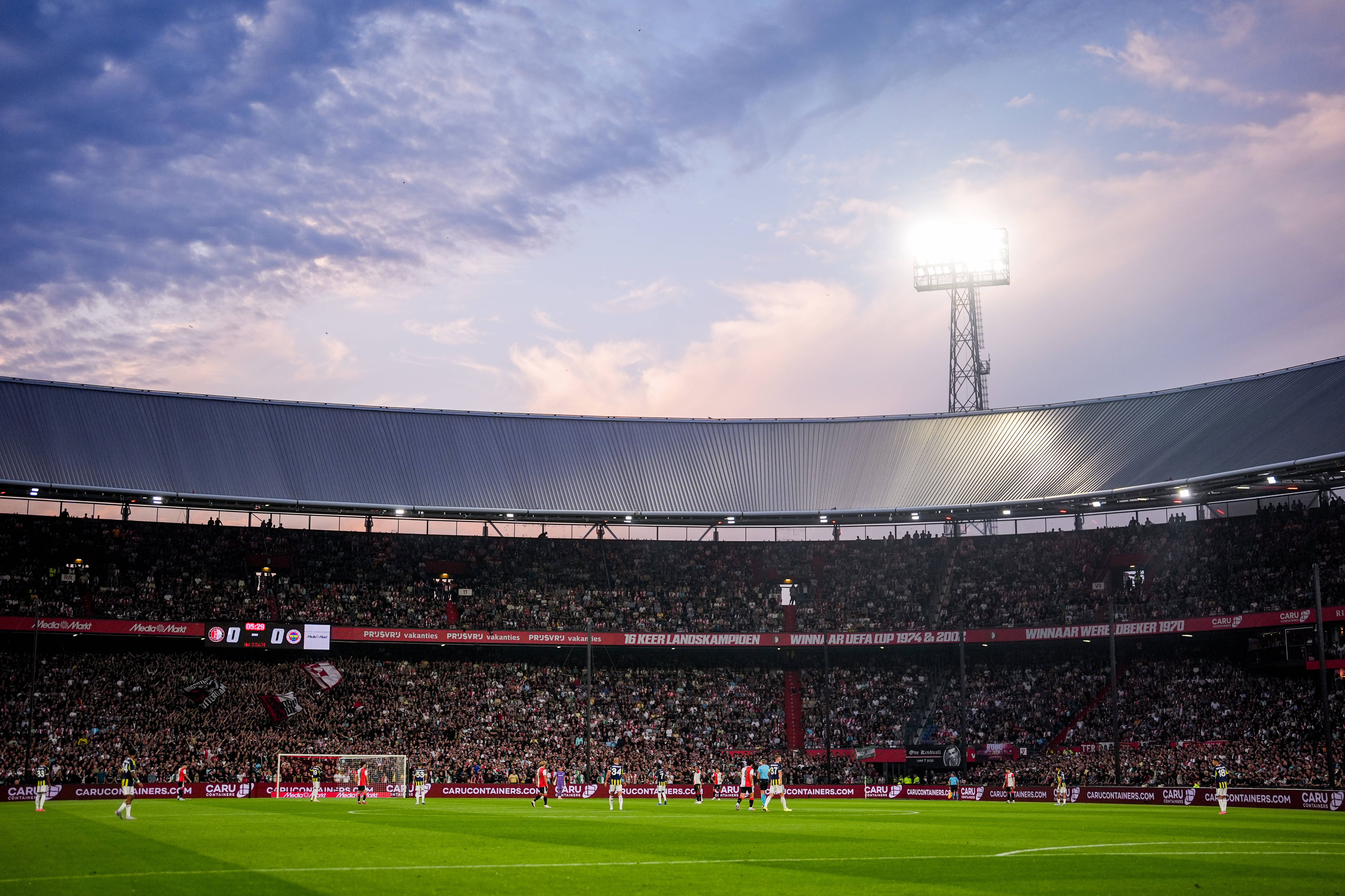De Kuip, em Roterdão, casa do Feyenoord: 51100 pessoas