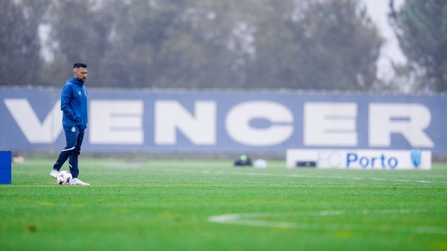 Música para 'Míster' Farioli no aeroporto e o treinador reage