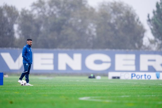 Música para 'Míster' Farioli no aeroporto e o treinador reage