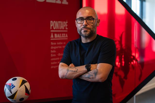 Tony, selecionador do Mali, na redação de A BOLA - foto: Teófilo Afonso