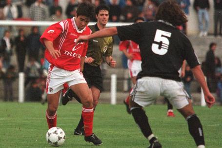 Deco a jogar um particular pelo Benfica frente ao Sertanense, em abril de 1998 - foto: A BOLA