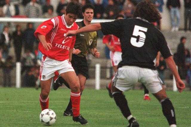 Deco a jogar um particular pelo Benfica frente ao Sertanense, em abril de 1998 - foto: A BOLA