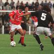 Deco a jogar um particular pelo Benfica frente ao Sertanense, em abril de 1998 - foto: A BOLA