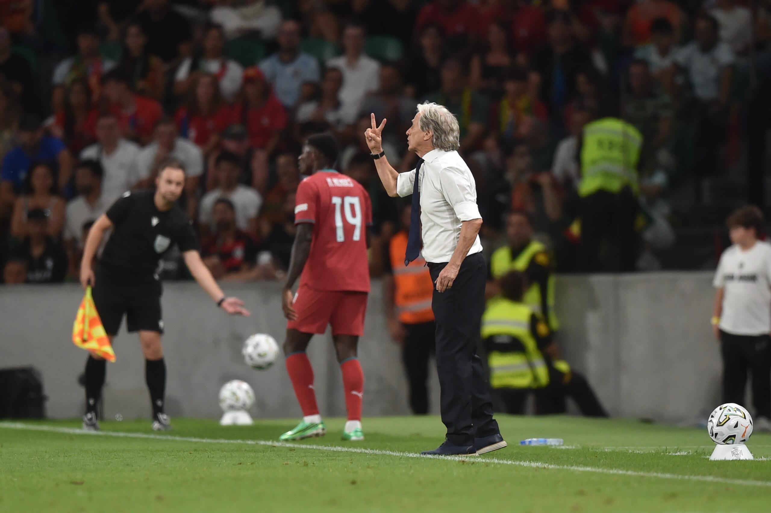 Jorge Jesus a dar indicações no Portugal-País de Gales - Foto: Miguel Nunes
