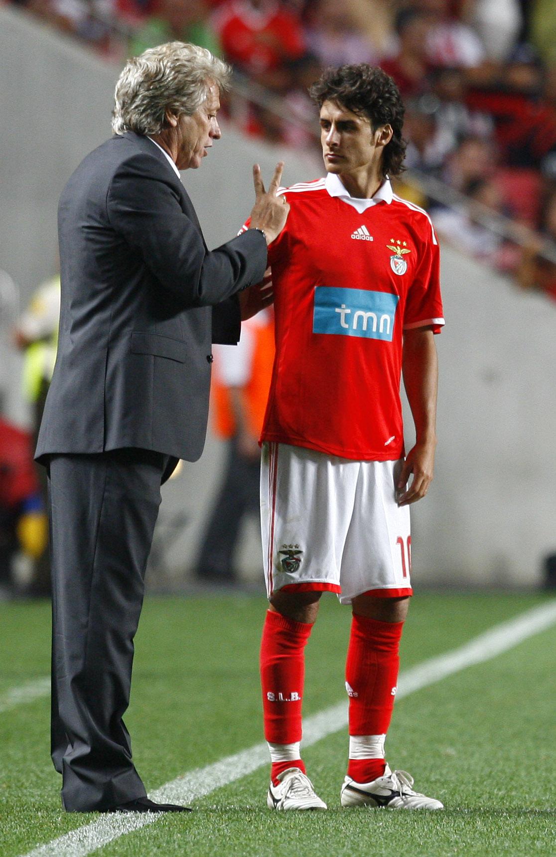 Primeiro jogo de Jorge Jesus no Benfica foi contra o Marítimo, na Liga, a 16 de agosto de 2009, e acabou empatado (1-1) - Foto: A BOLA/André Alves