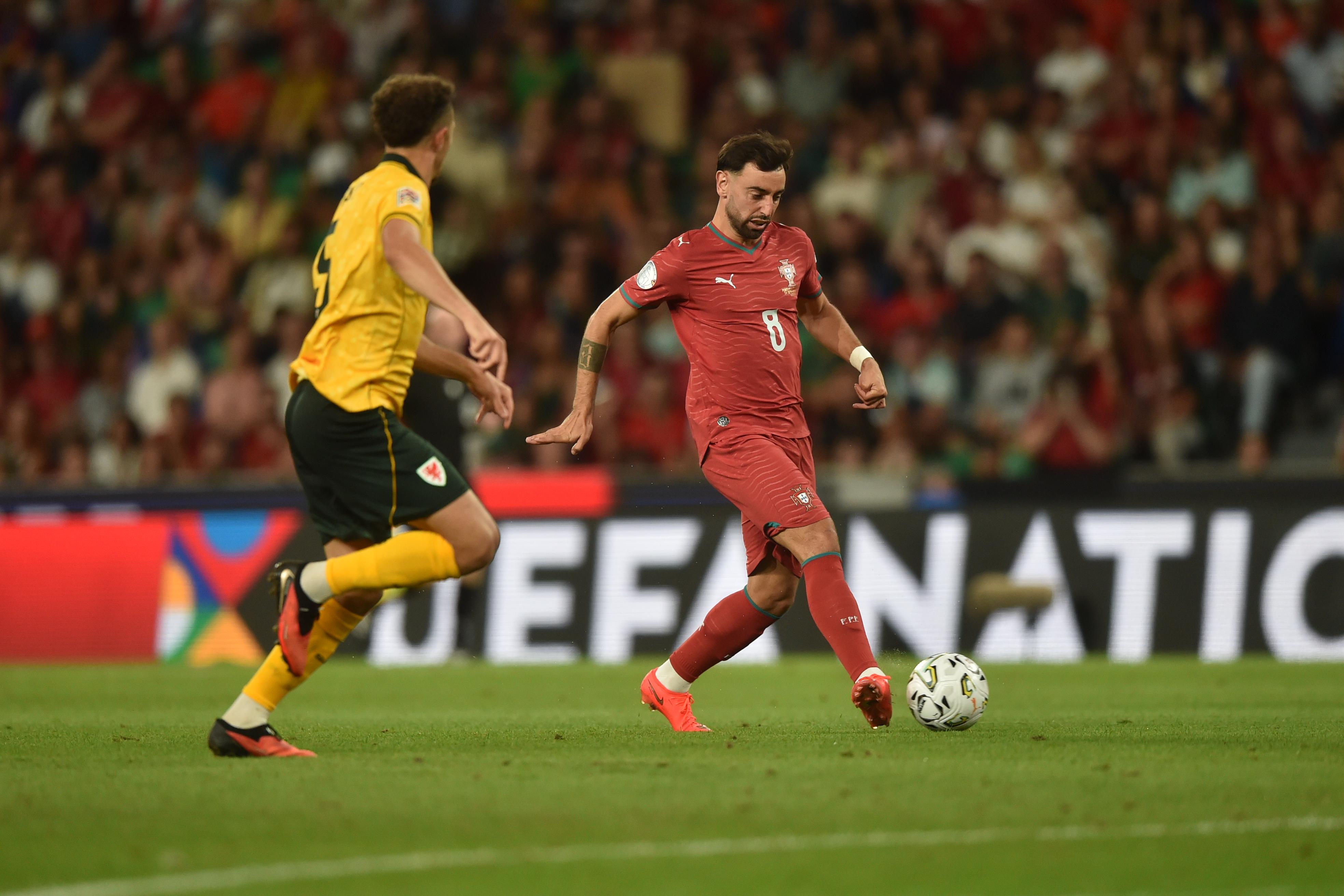 Bruno Fernandes no comando de um lance no jogo com o País de Gales - Foto: Miguel Nunes