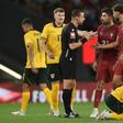 Árbitro a falar com os jogadores no Portugal-País de Gales - Foto: Miguel Nunes