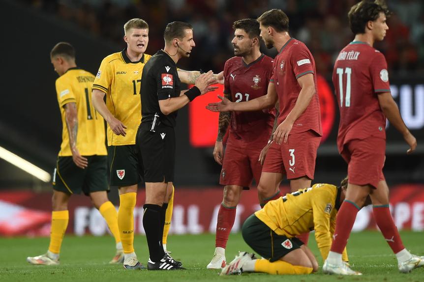 Árbitro a falar com os jogadores no Portugal-País de Gales - Foto: Miguel Nunes