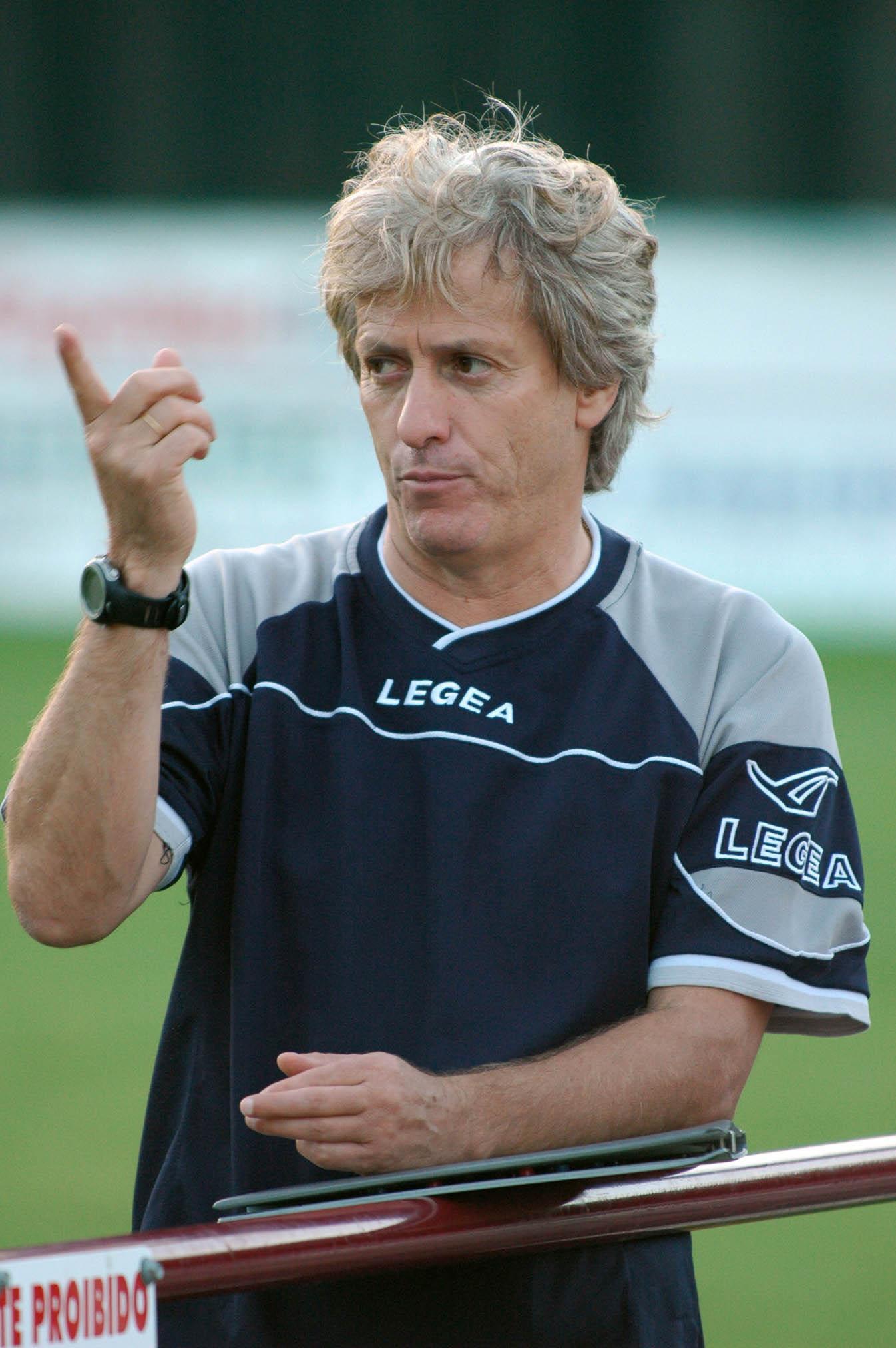 Primeira experiência de Jorge Jesus na UD Leiria terminou com uma derrota contra o Vitória de Setúbal, na Liga, a 2 de outubro de 2005 - Foto: A BOLA