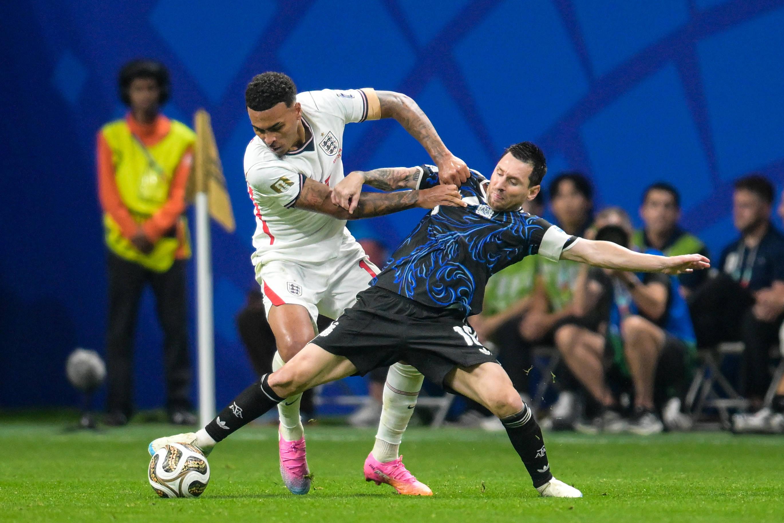 Lionel Messi a tentar manter a bola apesar da pressão de Morgan Rogers - Foto: Imago