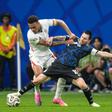 Lionel Messi a tentar manter a bola apesar da pressão de Morgan Rogers - Foto: Imago