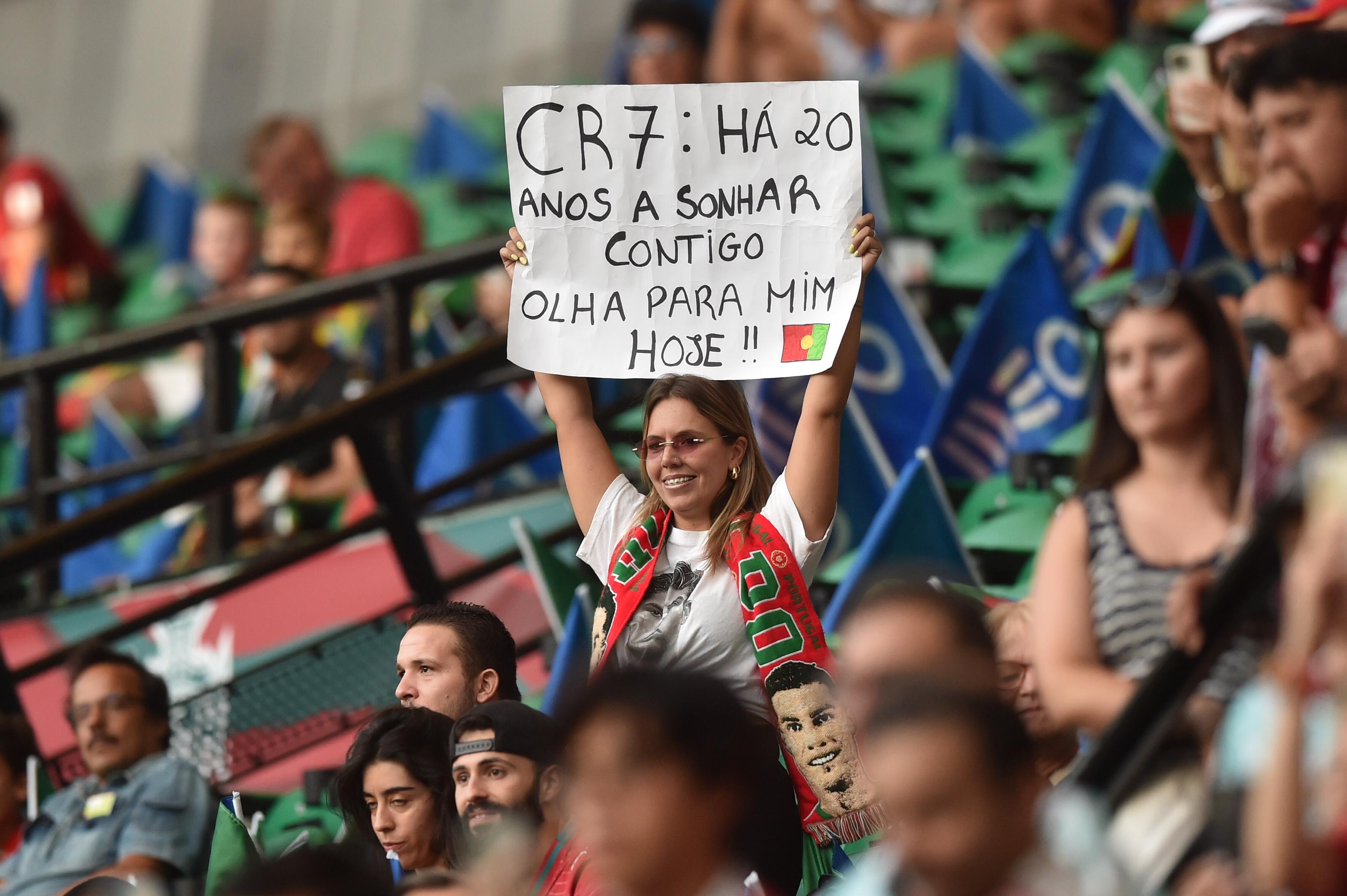 Pedido de adepta portuguesa a Ronaldo no Portugal-País de Gales - Foto: Miguel Nunes