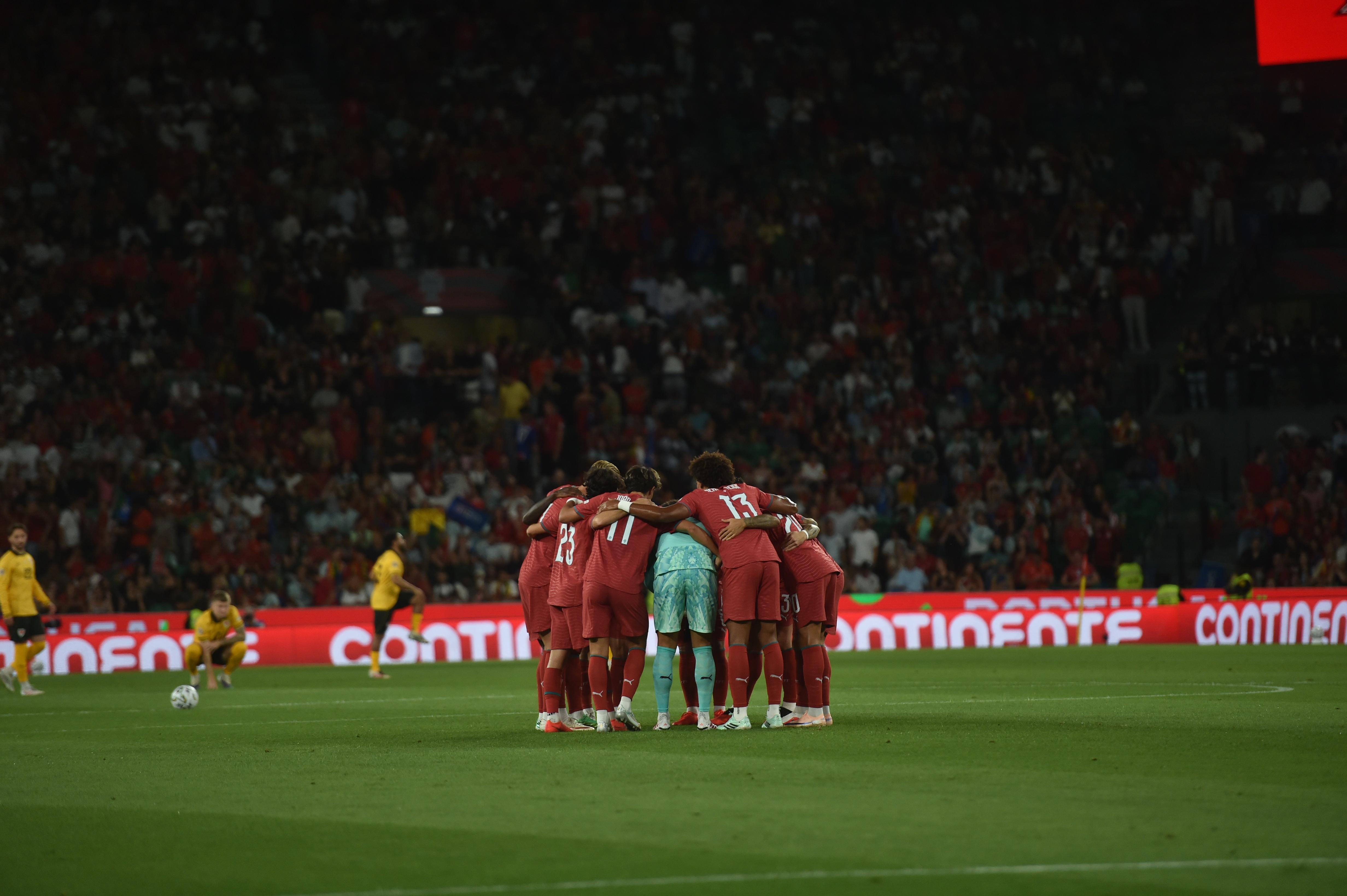 Jogadores a falarem antes do apito inicial do Portugal-País de Gales - Foto: Miguel Nunes