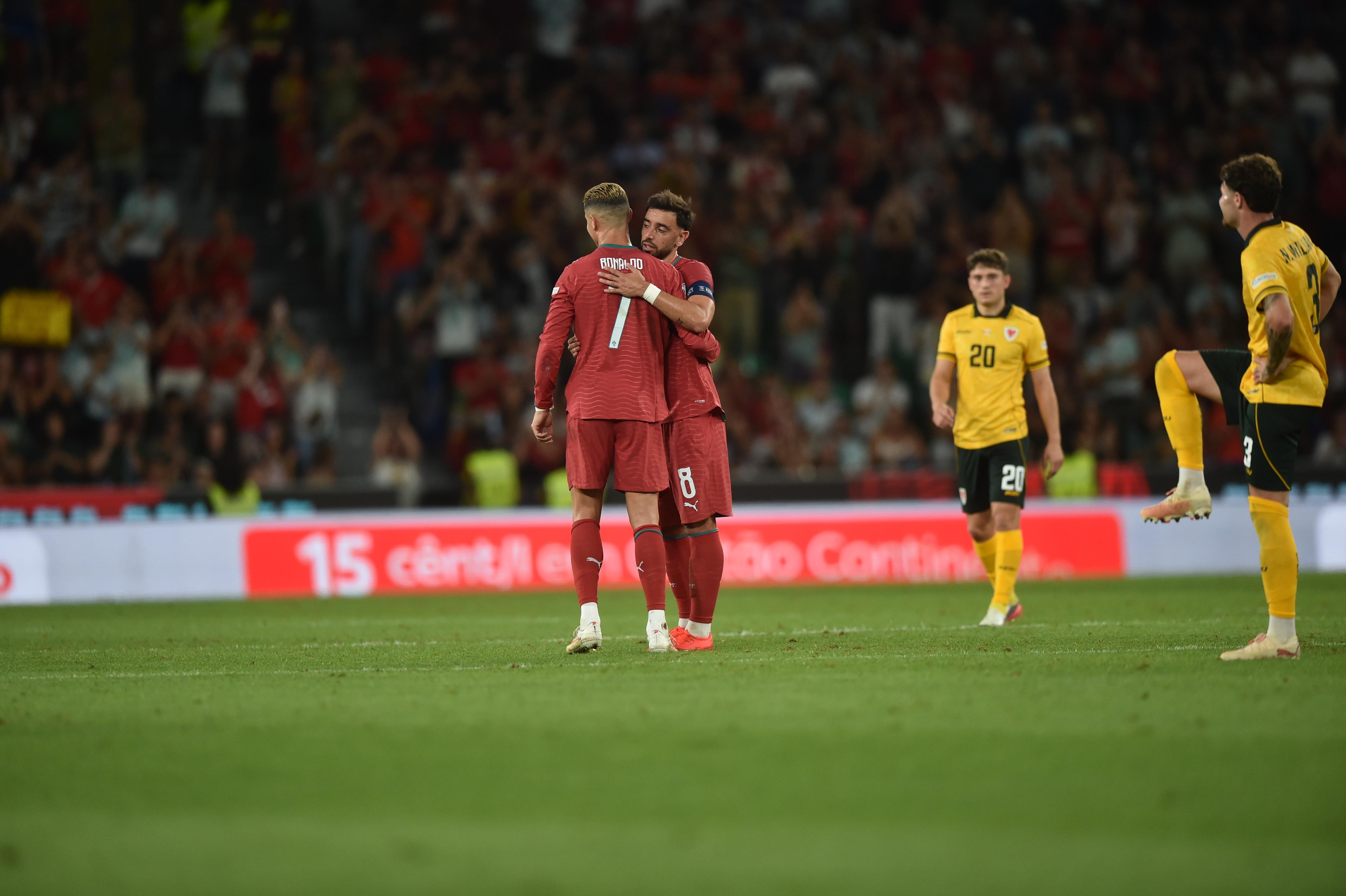 Ronaldo a passar a braçadeira a Bruno Fernandes no Portugal-País de Gales - Foto: Miguel Nunes