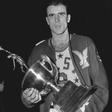 Bob Pettit com o troféu de MVP do All-Star Game de 1958
