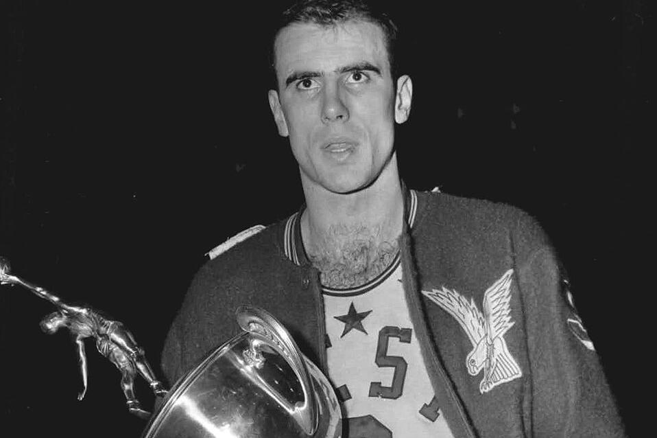 Bob Pettit com o troféu de MVP do All-Star Game de 1958